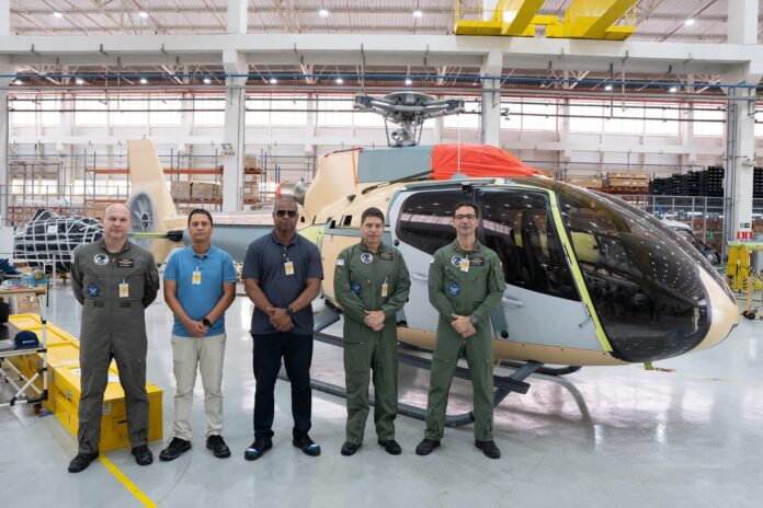 Secretário-chefe da Casa Militar, coronel Jocarly de Aguiar, os tenentes-coronéis Daniel Quintella, Knaip e Saulo e o major Kunsch estiveram na sede da Helibrás para receber a nova aeronave. Foto: NOTAER.