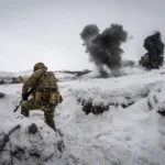 Soldados ucranianos participando de treinamento médico na linha de frente no Oblast de Donetsk, na Ucrânia. Ignacio Marin/Anadolu via Getty Images