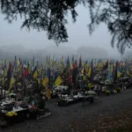 Túmulos no cemitério de Lychakiv, em Lviv, Ucrânia, de soldados ucranianos mortos desde que a Rússia lançou a sua invasão em grande escala. Foto AP/Mykola Tys