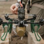 Drone sendo preparado para uma missão. Foto: Drones na Guerra Moderna – Lições aprendidas na Ucrânia – Exército Australiano.