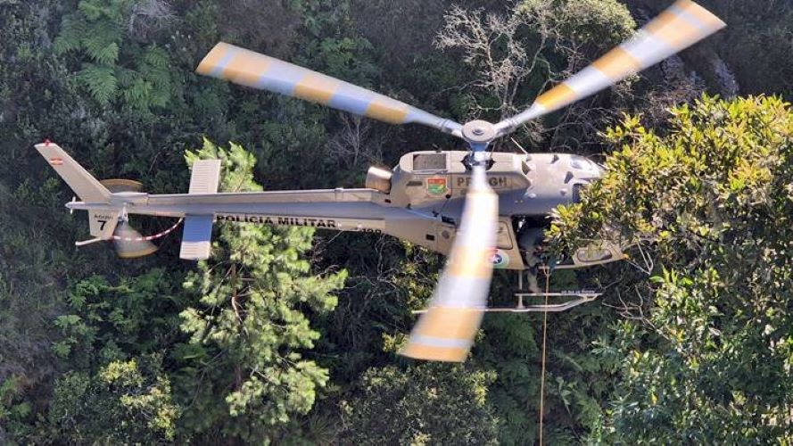 Resgate aéreo salva canoísta após queda de 10 metros na Garganta do Diabo, em Lages