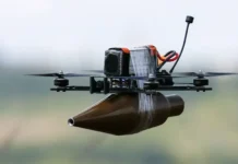 Drones redefinem o “período de ouro” no atendimento a soldados feridos na Guerra da Ucrânia Drone russo utilizado na guerra contra a Ucrânia carrega uma bomba. Foto: Alexander Reka/ITAR-TASS/IMAGO.