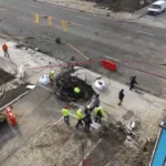 Os investigadores trabalham no local depois que um pequeno avião caiu na Filadélfia, sábado, 1º de fevereiro de 2025. (Matt Rourke).