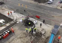 O que se sabe sobre o acidente aeronaútico com o jato aeromédico ocorrido na Filadélfia, EUA Os investigadores trabalham no local depois que um pequeno avião caiu na Filadélfia, sábado, 1º de fevereiro de 2025. (Matt Rourke).