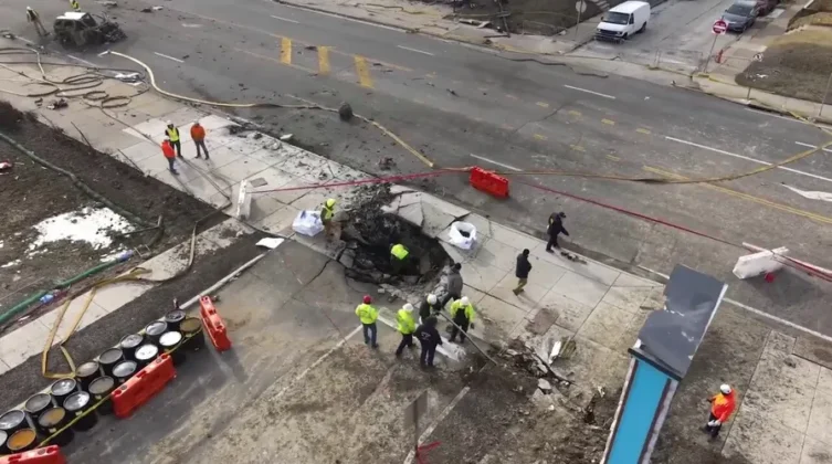 Os investigadores trabalham no local depois que um pequeno avião caiu na Filadélfia, sábado, 1º de fevereiro de 2025. (Matt Rourke).