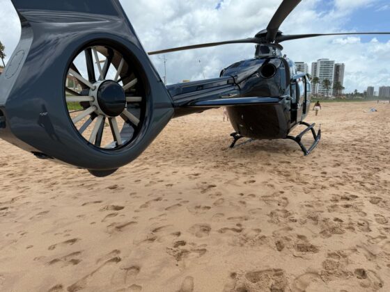 Falcão 05 em resgate de uma vítima de afogamento em Jacarecica, no Litoral Norte de Maceió.