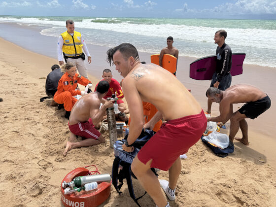 Falcão 05 em resgate de uma vítima de afogamento em Jacarecica, no Litoral Norte de Maceió.