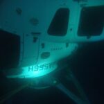 Imagem divulgada pela 7ª Sede Regional da Guarda Costeira do Japão no momento do resgate das pessoas que estavam a bordo do helicóptero acidentado.