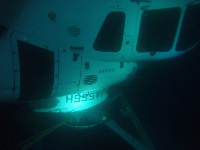 Imagem divulgada pela 7ª Sede Regional da Guarda Costeira do Japão no momento do resgate das pessoas que estavam a bordo do helicóptero acidentado.