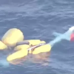 Imagem divulgada pela 7ª Sede Regional da Guarda Costeira do Japão no momento do resgate das pessoas que estavam a bordo do helicóptero acidentado.