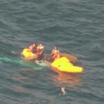 Imagem divulgada pela 7ª Sede Regional da Guarda Costeira do Japão no momento do resgate das pessoas que estavam a bordo do helicóptero acidentado.