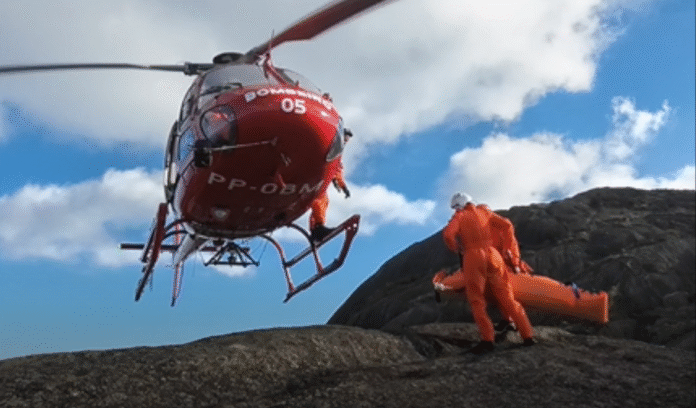 Jovem é resgatado por bombeiros em fenda na Serra dos Órgãos, em Teresópolis, Rio de Janeiro