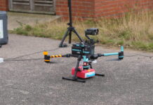 Pesquisadores da Universidade de Warwick testam drone para entregar desfibrilador automático na Inglaterra