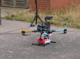 Pesquisadores da Universidade de Warwick testam drone para entregar desfibrilador automático na Inglaterra