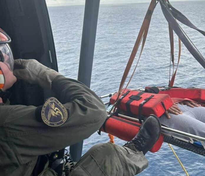 O resgate é feito usando equipamentos com diferentes tipos de cordas - Imagem: Acervo pessoal - Agência Marinha de Notícias. O resgate é feito usando equipamentos com diferentes tipos de cordas - Imagem: Acervo pessoal - Agência Marinha de Notícias.