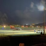 Veículos iluminam pista em Fernando de Noronha para pouso de avião aeromédico devido a pane no balizamento noturno. Foto: Ana Clara Marinho/TV Globo.