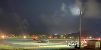 Veículos iluminam pista do Aeroporto de Fernando de Noronha para pouso de ambulância aérea devido a pane no balizamento noturno Veículos iluminam pista em Fernando de Noronha para pouso de avião aeromédico devido a pane no balizamento noturno. Foto: Ana Clara Marinho/TV Globo.