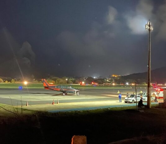 Veículos iluminam pista do Aeroporto de Fernando de Noronha para pouso de ambulância aérea devido a pane no balizamento noturno Veículos iluminam pista em Fernando de Noronha para pouso de avião aeromédico devido a pane no balizamento noturno. Foto: Ana Clara Marinho/TV Globo.