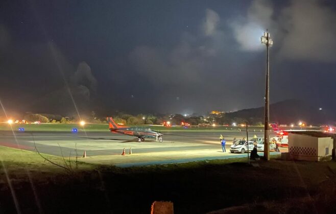 Veículos iluminam pista em Fernando de Noronha para pouso de avião aeromédico devido a pane no balizamento noturno. Foto: Ana Clara Marinho/TV Globo.