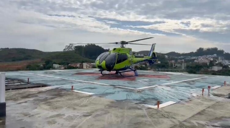 Saúde 02 pousa na Serra das Araras para embarcar equipe de médica presa no trânsito e garante transplante. Foto: SOAER.