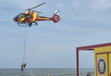 Equipe do Arcanjo 01 realiza treinamento de salvamento no mar e inicia prontidão para o Verão Maior Paraná