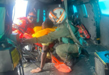 Marinha do Brasil resgata oito ocupantes de helicóptero que fez pouso forçado no mar próximo a Cabo Frio, RJ