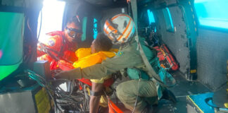 Marinha do Brasil resgata oito ocupantes de helicóptero que fez pouso forçado no mar próximo a Cabo Frio, RJ