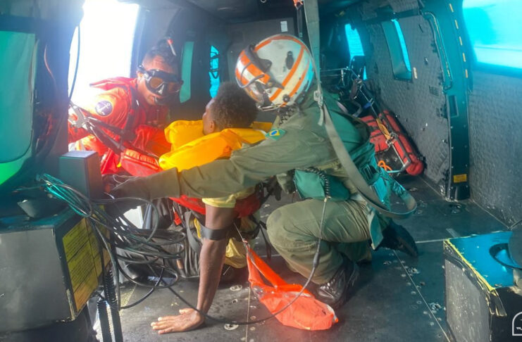 Marinha do Brasil resgata oito ocupantes de helicóptero que fez pouso forçado no mar próximo a Cabo Frio, RJ