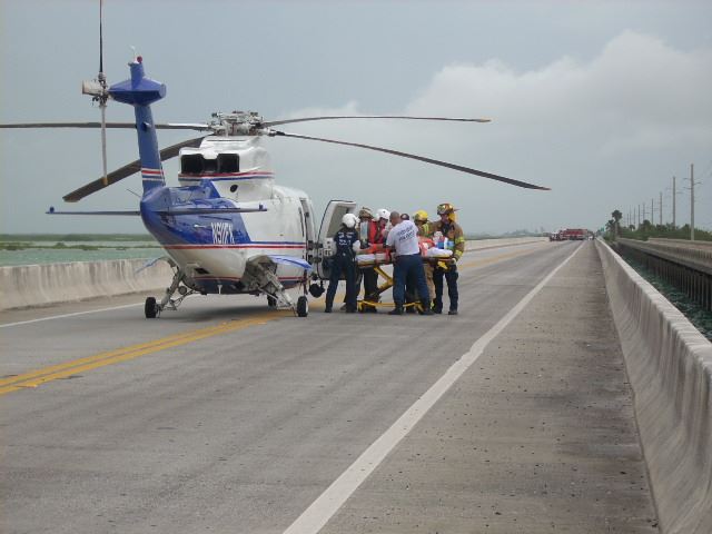 O programa oferece transporte de ambulância aérea das remotas Florida Keys para hospitais do continente, com serviços especializados de trauma que não estão disponíveis nas Keys. CAMMY CLARK Corpo de Bombeiros do Condado de Monroe.