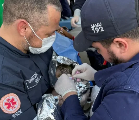 Profissionais do SAMU realizam parto de emergência em moradora de comunidade ribeirinha do Pará Profissionais do SAMU e GTA realizam parto de emergência em área de difícil acesso no Pará