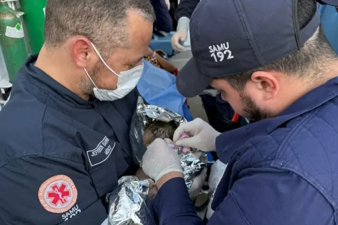 Profissionais do SAMU e GTA realizam parto de emergência em área de difícil acesso no Pará Profissionais do SAMU e GTA realizam parto de emergência em área de difícil acesso no Pará