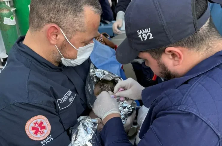 Profissionais do SAMU realizam parto de emergência em moradora de comunidade ribeirinha do Pará Profissionais do SAMU e GTA realizam parto de emergência em área de difícil acesso no Pará
