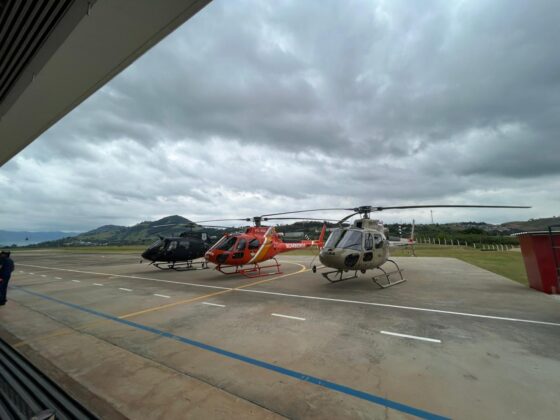 Secret&aacute;rio da Seguran&ccedil;a e dirigentes da PM, PC e Bombeiros realizam inspe&ccedil;&atilde;o t&eacute;cnica em novos helic&oacute;pteros. Foto: Alberto Maraux, Governo da Bahia.