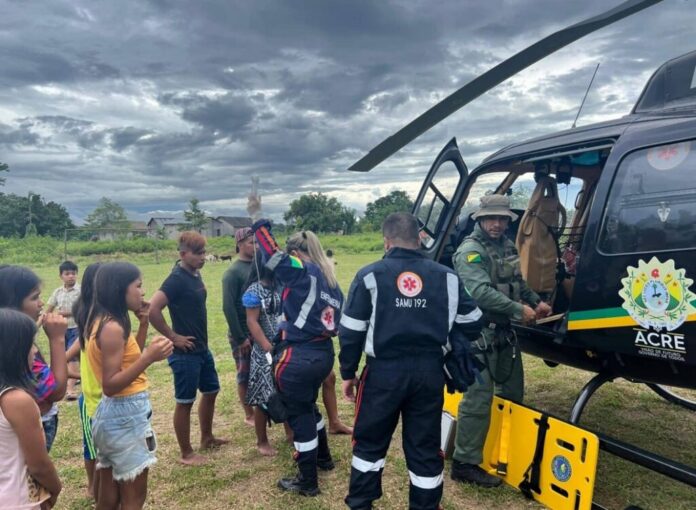 Diante das omissões de Brasília, aeronaves do governo estadual são acionadas com recorrência para as remoções mais emergenciais em aldeias de todo o estado (Foto: Secom Acre)