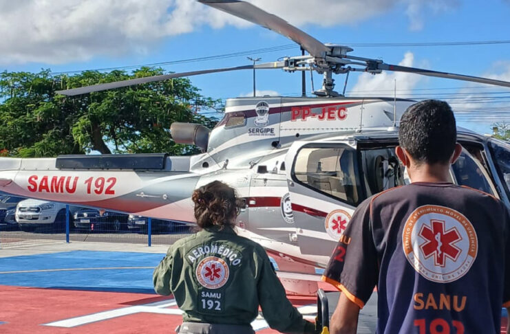 Atendimento integrado reduz tempo para tratamento de infarto e fortalece assistência em Sergipe Com a nova aeronave H130, serviço aeromédico de Sergipe assegurou toda a assistência prestada à paciente. Foto: Governo Sergipe.