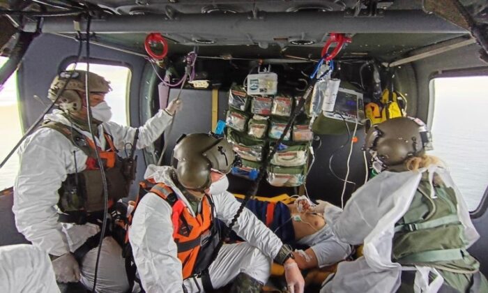 FAB realiza evacua&ccedil;&atilde;o aerom&eacute;dica de tripulante em navio a 260 km da costa do Rio Grande do Sul