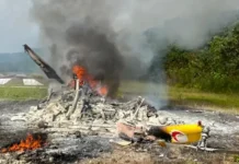 Helicóptero que transportava equipe de saúde sofre acidente na Malásia A aeronave transportava um piloto, um médico, um assistente médico e duas enfermeiras. Crédito da foto: página do Facebook da Kapit Heli Inspirasi.