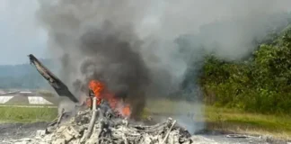 Helicóptero que transportava equipe de saúde sofre acidente na Malásia A aeronave transportava um piloto, um médico, um assistente médico e duas enfermeiras. Crédito da foto: página do Facebook da Kapit Heli Inspirasi.