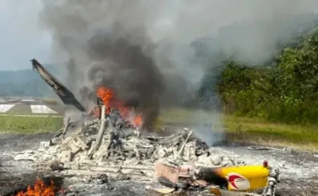 Helicóptero que transportava equipe de saúde sofre acidente na Malásia A aeronave transportava um piloto, um médico, um assistente médico e duas enfermeiras. Crédito da foto: página do Facebook da Kapit Heli Inspirasi.