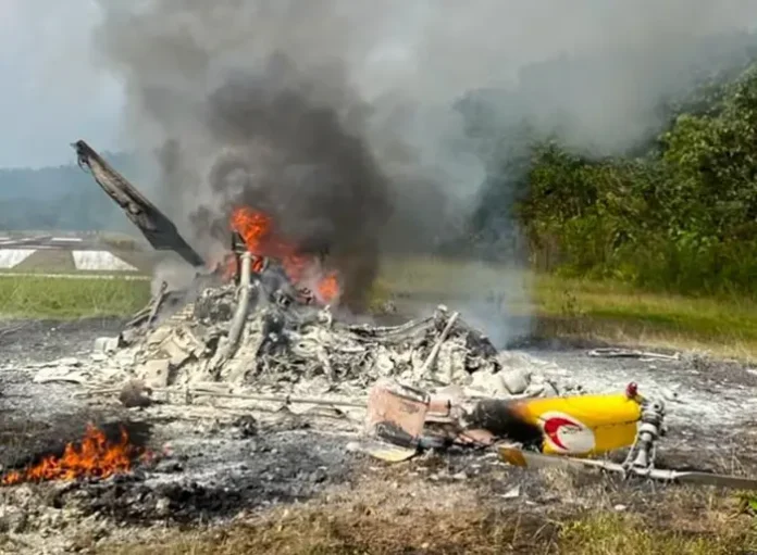 A aeronave transportava um piloto, um médico, um assistente médico e duas enfermeiras. Crédito da foto: página do Facebook da Kapit Heli Inspirasi.