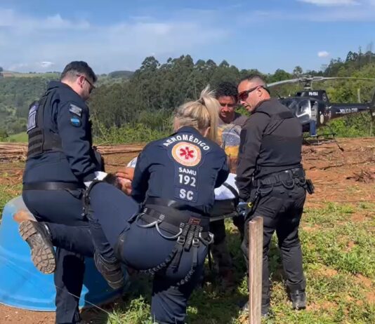 Homem atingido por madeira é resgatado por equipe aeromédica em Nova Itaberaba, SC A vítima foi transportada no helicóptero do SAERFron/SAMU Aeromédico ao Hospital Regional do Oeste, em Chapecó.