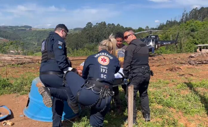 A vítima foi transportada no helicóptero do SAERFron/SAMU Aeromédico ao Hospital Regional do Oeste, em Chapecó.