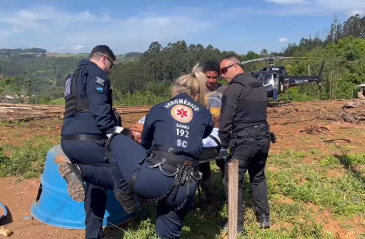 Homem atingido por madeira é resgatado por equipe aeromédica em Nova Itaberaba, SC A vítima foi transportada no helicóptero do SAERFron/SAMU Aeromédico ao Hospital Regional do Oeste, em Chapecó.