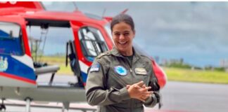 Nathaly Portella do Corpo de Bombeiros é a primeira mulher a pilotar helicóptero do GTA de Pernambuco 2º Tenente Nathaly Portella ao lado dos militares do GTA (Foto: Divulgação/SDS)