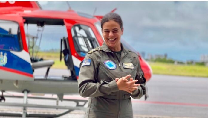 2º Tenente Nathaly Portella ao lado dos militares do GTA (Foto: Divulgação/SDS)