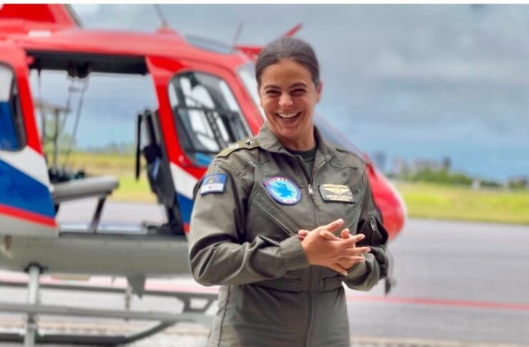 Nathaly Portella do Corpo de Bombeiros é a primeira mulher a pilotar helicóptero do GTA de Pernambuco 2º Tenente Nathaly Portella ao lado dos militares do GTA (Foto: Divulgação/SDS)