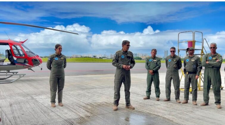 2&ordm; Tenente Nathaly Portella ao lado dos militares do GTA (Foto: Divulga&ccedil;&atilde;o/SDS)